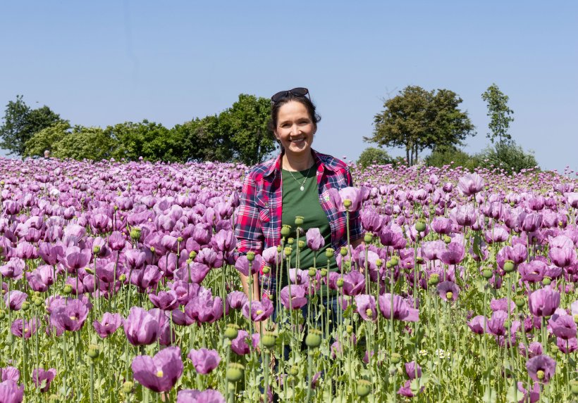 Mitten im Blaumohn-Feld: Naturland Bäuerin Bernadette Lex.
