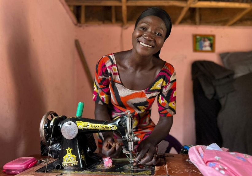 Stand With Her-Programmteilnehmerin Grace bei der Herstellung von Binden