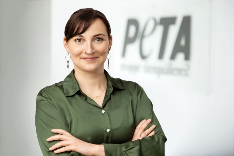 Dr. Tina Stibbe, Biochemikerin und wissenschaftspolitische Beraterin bei PETA Deutschland e. V., weiß, dass Tierversuche dringend strategisch ersetzt werden müssen. © PETA-D