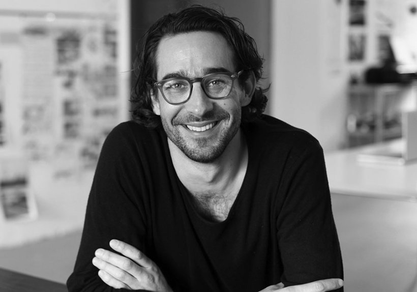 Max Schwitalla studierte Architektur an der Universität Stuttgart und der ETH Zürich und verliebte sich beim Skateboarden in Architektur sowie in urbane Mobilität.