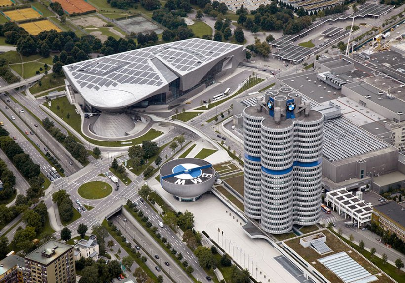 Das 100-jährige Stammwerk von BMW mit BMW Welt und der hoch herausragenden Konzernzentrale, die von Münchner:innen liebevoll der „Vierzylinder“ genannt wird