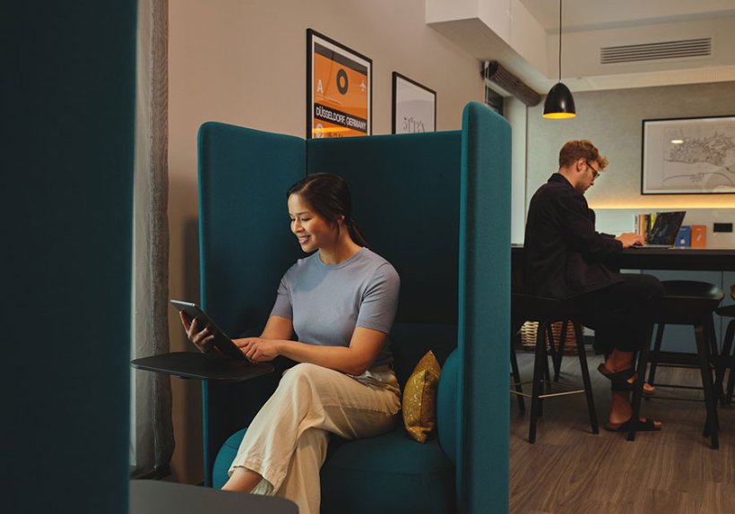 Adina Hotels eignen sich mit viel Platz und moderner Ausstattung perfekt für eine Workation. Hier im Adina Dusseldorf sogar mit eigenem Co-Working Space.