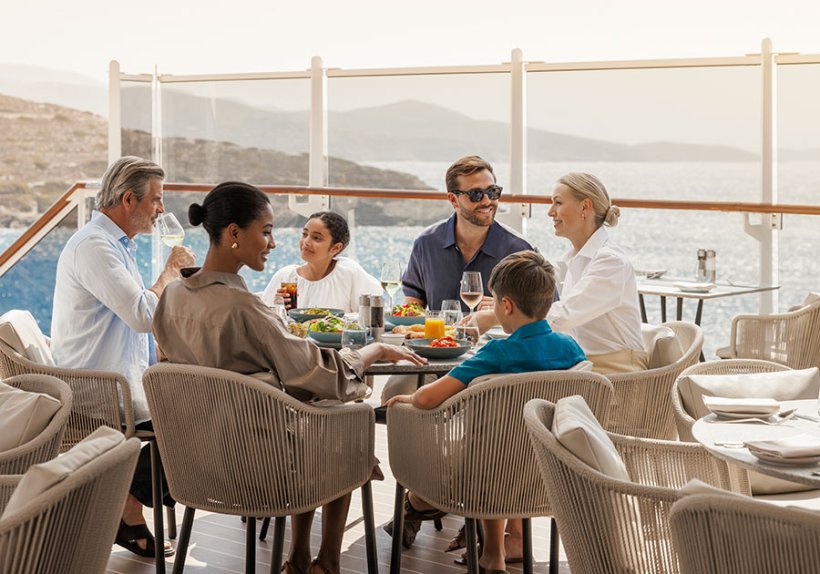 Das Leben an Bord mit allen Sinnen genießen: Dazu gehört auch entspanntes Dinieren an Deck mit Blick auf den Ozean Das Leben an Bord mit allen Sinnen genießen: Dazu gehört auch entspanntes Dinieren an Deck mit Blick auf den Ozean