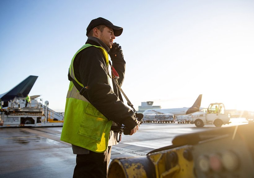 Lademeister der Fraport AG im Einsatz: Präzision und Teamarbeit auf dem Vorfeld des Flughafen Frankfurts.