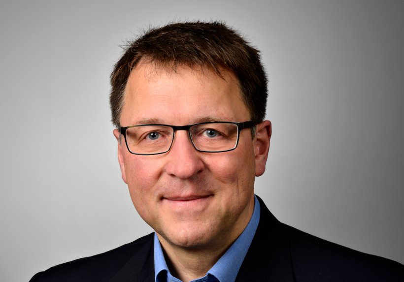 Prof. Dr. Stephan C. Bischoff ist Facharzt für Innere Medizin, Gastroenterologie und Allergologie, Ernährungsmediziner und Direktor des Lehrstuhls für Ernährungsmedizin an der Universität Hohenheim. 