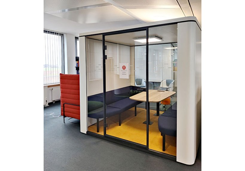 Aktuell gestaltet die R+V die Büroräume an allen Standorten um. „Cubes“ bieten Raum für Teammeetings oder ungestörte Telefonate.