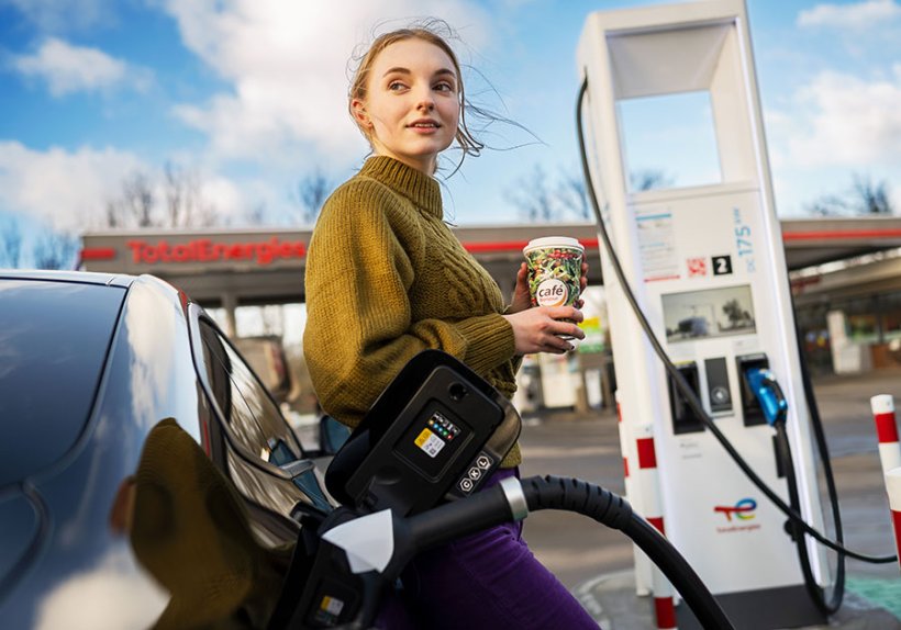 An den Stationen von TotalEnergies läuft das Laden von Elektrofahrzeugen ganz entspannt.