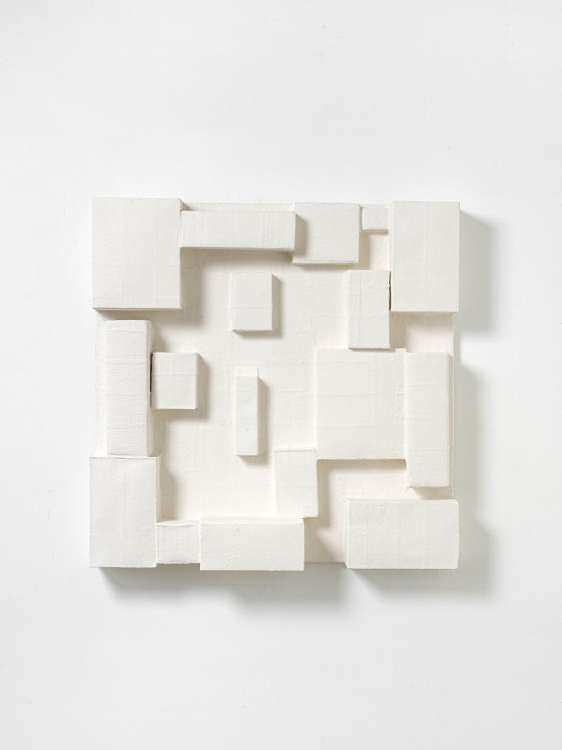 Homebase II, Kim Bartelt, Karton, Gips, Papier maché, Acryl, 100x100 cm, 2021, Foto: Roman März