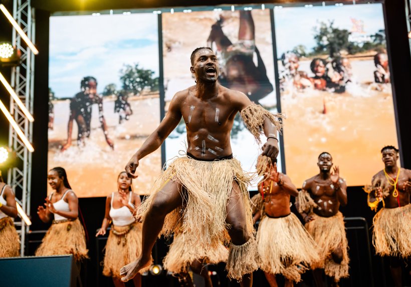 Angolas Tanzkultur spiegelt das Lebensgefühl des Landes wider: Kizomba verführt, Semba verbindet Tradition und Lebensfreude, Kuduro entfacht urbane Energie.