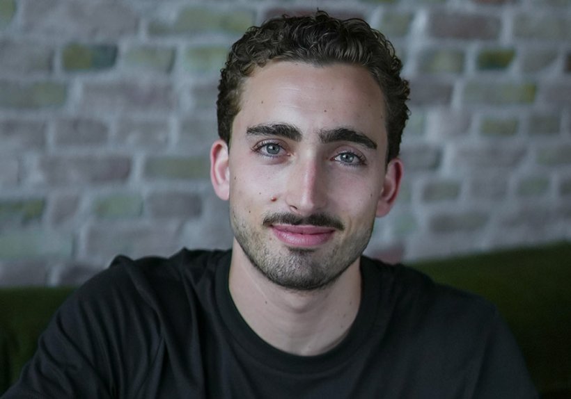 Fenyx-Mitgründer Vincent Jahn: „Wir tragen Vintage, fahren gebraucht, mieten Technik – aber kaufen immer noch neue Büromöbel?“ Zeit, das Büro neu zu denken: nachhaltig, resilient und wirtschaftlich clever.