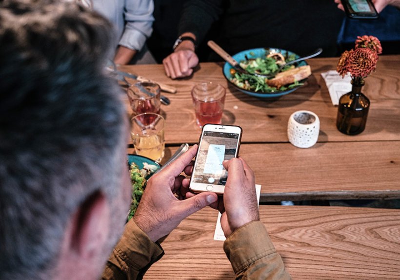 Lunchit, der digitale Essenszuschuss von Spendit, ermöglicht es Arbeitgebern, Mitarbeiter:innen ihre Mittagessenskosten steuerlich begünstigt zu erstatten.