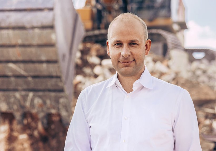 Vor der Gründung von Schüttflix sammelte Hülsewig bei Microsoft und Arvato bereits wichtige Erfahrungen in der IT- und Logistikbranche. Er ist bekannt für seinen innovativen Ansatz und seine Fähigkeit, traditionelle Branchen durch Digitalisierung und Technologie zu transformieren. Seine Führungskompetenz und sein umfassendes Verständnis im Bau, in der Logistik und der IT haben Schüttflix zu dem Vorreiter in der Baustellenlogistik gemacht.
