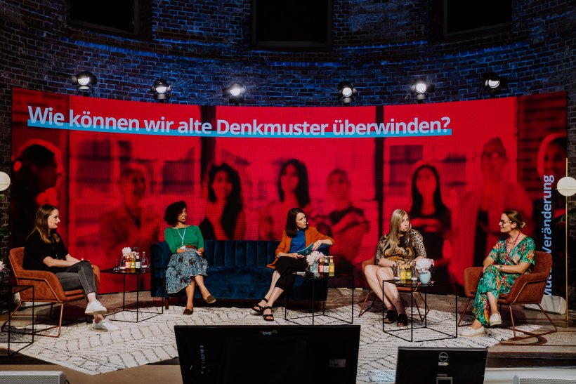 Bewusste Abkehr von männerdominierten Panels: Beim Tag der jungen Wirtschaft in Berlin gehörte die Hauptbühne ausschließlich Frauen.