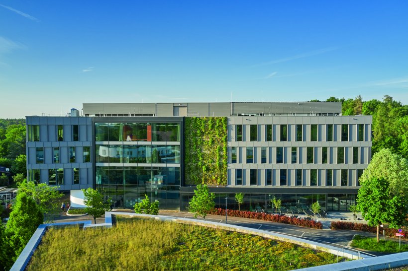 Das Bürogebäude OWP12 überzeugt mit vertikalem Garten sowie einer neu entwickelten modularen Fassade mit PV-Elementen.