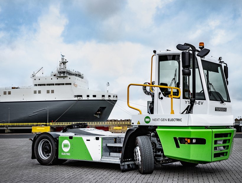 Terbergs vollelektrische Terminal-Zugmaschine im Einsatzgebiet Hafen. Terbergs vollelektrische Terminal-Zugmaschine im Einsatzgebiet Hafen.