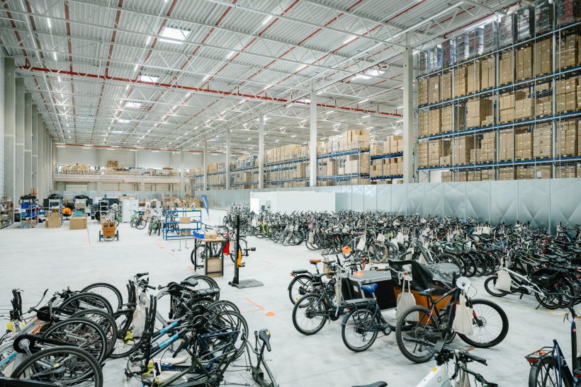Am hochmodernen Berliner Standort bringen 20 Mechaniker:innen auf 4.000 qm E-Bikes auf Vordermann. Es gibt weitere Werkstätten in Paris, New York und Mechelen.