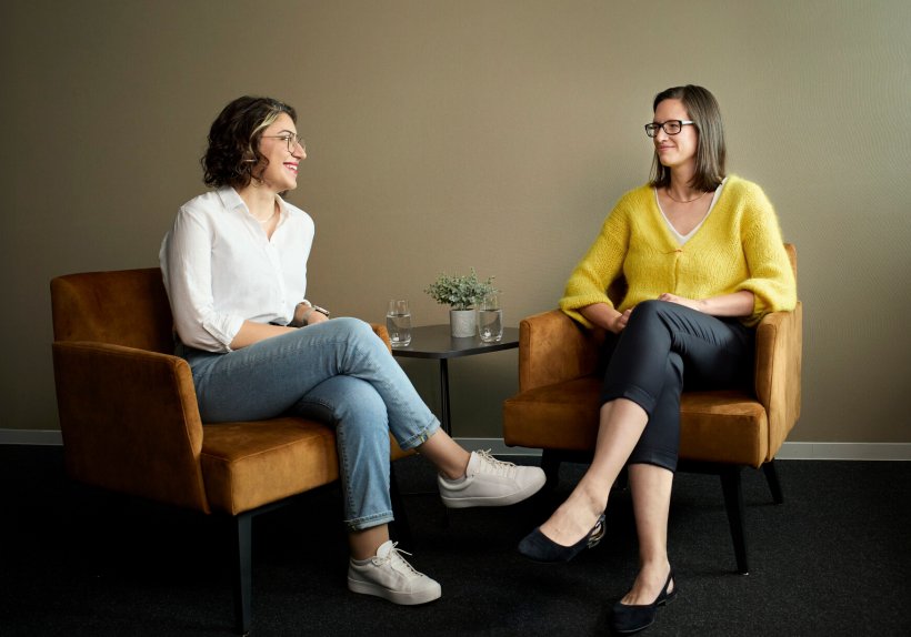 Zwei Frauen in den Wissenschaften, viele Herausforderungen, eine Botschaft: Selin Aydin (links) und Professorin Christina Büsing gehen ihren Weg.