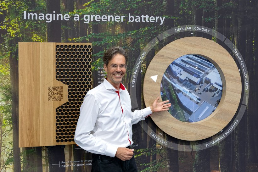 Webasto hat auf der IAA Mobility das Modell einer „grünen Batterie“ aus Holz und recycelten Materialien vorgestellt: ein Symbol für Webastos Weg zu mehr Nachhaltigkeit.