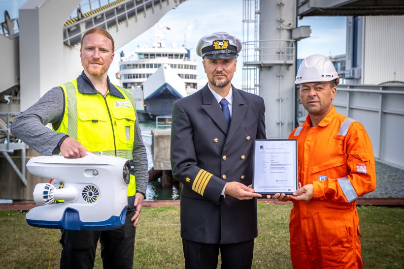 Von links nach rechts: Michael Stein (Vesselity), Manuel Marting (Scandlines) Laurent Decu (Lloyds Register) bei der erstmalig durchgeführten unbemannten Klassifikation Von links nach rechts: Michael Stein (Vesselity), Manuel Marting (Scandlines) Laurent Decu (Lloyds Register) bei der erstmalig durchgeführten unbemannten Klassifikation