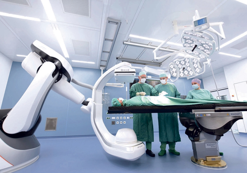 Das Dresdner Uniklinikum verfügt über zwei hochmoderne Hybrid-OPs. Mit den speziellen, von Roboterarmen geführten Röntgengeräten lassen sich auch während offener Opera-tionen 3D-Bilder vom Inneren des Körpers anfertigen. 
