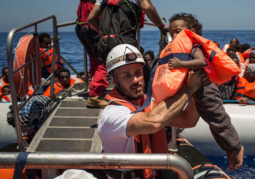 Rettung eines Kindes im Mittelmeer – Foto: Anna Psaroudaki / SOS MEDITERRANEE