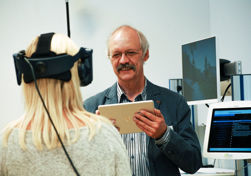 Prof. Dr. Dr. Ulrich Sprick beschreitet im Neusser Alexius/Josef Krankenhaus neue Wege und hat große Erfolge mit VR, KI und onlinebasierter Psychotherapie.