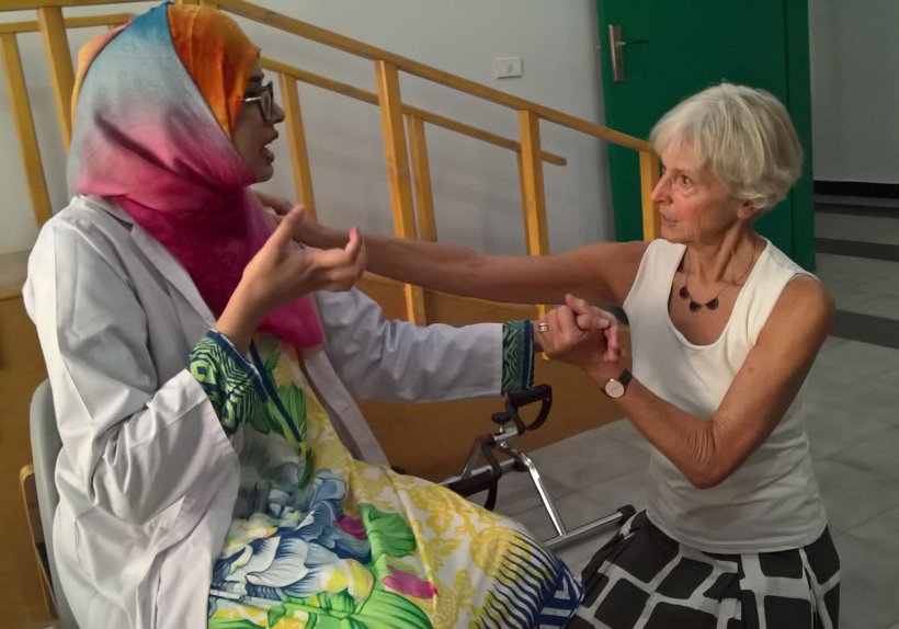 Physiotherapeutin Karin Kruska bei einem ihrer zahlreichen weltweiten Einsätze für den Senior Experten Service. 