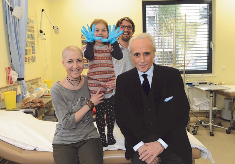 José Carreras beim Besuch  einer betroffenen Familie  im Klinikum Großhadern
