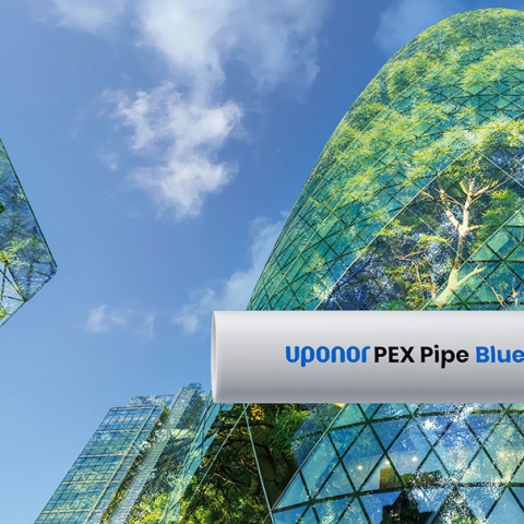 Uponor PEX Pipe Blue mit einem um bis zu 90% reduzierten CO2-Fußabdruck im Vergleich zu PEX-Rohren als fossilen Rohstoffen