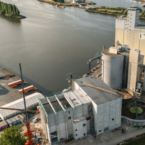 Das Biomasseheizkraftwerk bei der AVANGARD Malz AG im Bremer Hafen in der Bauphase 2025