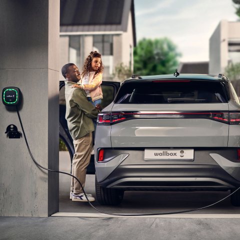Laden leicht gemacht: Dank intuitiver Handhabung und schneller Installation sind die Ladelösungen von Wallbox die ideale Wahl für jedes Zuhause.
