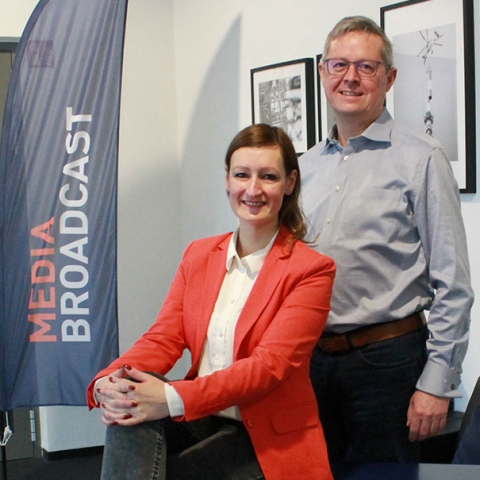 Francie Petrick und Peter Imhof mit der innovativen 5G Blue Box, für deren Entwicklung die 4-Tage-Woche den Mitarbeitenden viele produktive Freiräume bot.