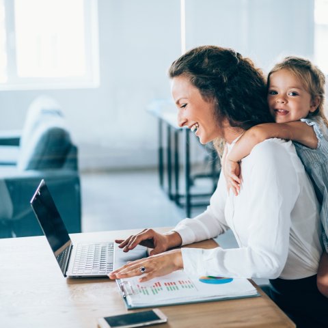 Zwischen Familienalltag und Karriereziel: Weiterbildung macht beides möglich.