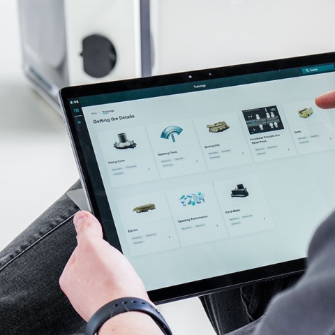 Bei Fette Compacting entwickelt  der Bereich OSDi digitale Lösungen  speziell für die moderne Tabletten-produktion, unter anderem die  Lernplattform-App alva. Mit ihrer Hilfe  können sich Bediener auf die Arbeit mit der Tablettenpresse vorbereiten und selbstständig typische Maschinenfehler beheben.