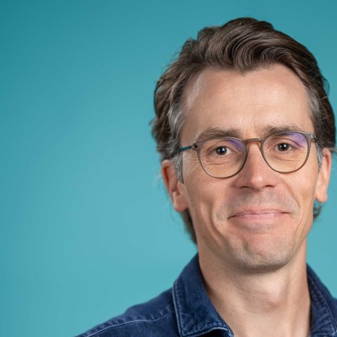 Dr. Johannes Wimmer hat als Arzt und Vater erlebt, wie überfordernd Pflege sein kann. Sein Online-Angebot unterstützt pflegende Angehörige in allen Bereichen.