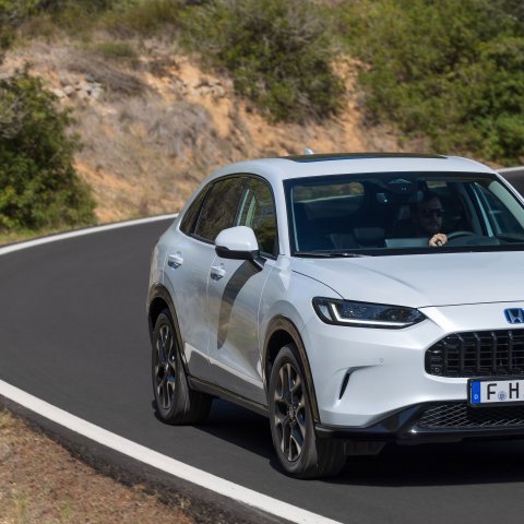 Der Honda ZR-V e:HEV Advance verbindet effizienten Hybridantrieb mit großzügigem Raumangebot und moderner Ausstattung – die ausgewogene Mitte im SUV-Segment.