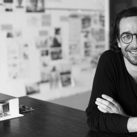 Max Schwitalla studierte Architektur an der Universität Stuttgart und der ETH Zürich und verliebte sich beim Skateboarden in Architektur sowie in urbane Mobilität.