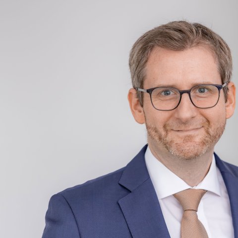 Dr. Daniel Herrmann ist Physiker und Patentanwalt bei BOEHMERT & BOEHMERT, einer Kanzlei für gewerblichen Rechtsschutz