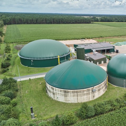 Die Kuppeldächer sind ein klassisches Erkennungszeichen der Biogasanlagen.