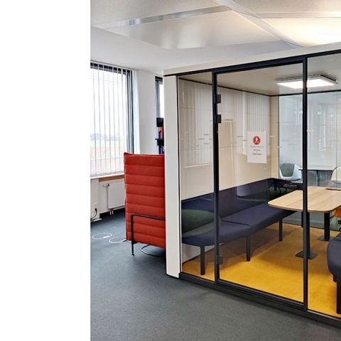 Aktuell gestaltet die R+V die Büroräume an allen Standorten um. „Cubes“ bieten Raum für Teammeetings oder ungestörte Telefonate.
