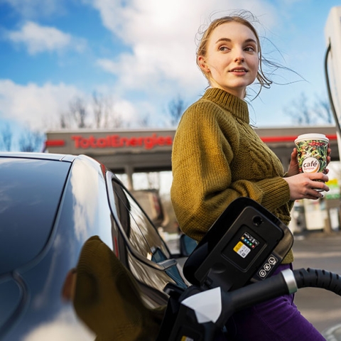 An den Stationen von TotalEnergies läuft das Laden von Elektrofahrzeugen ganz entspannt.