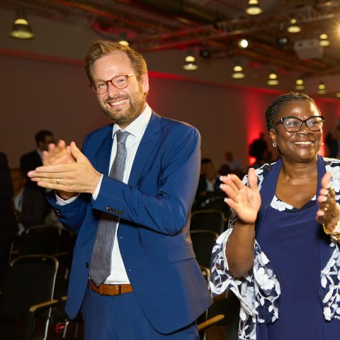 Hamburgs Verkehrssenator Anjes Tjarks und die Präsidentin der UITP, Renée Amilcar. ©NMS/David Goltz