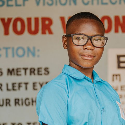 Im Jahr 2024 haben wir mehr als 300.000 Augenuntersuchungen an Schulen durchgeführt. © A. Katende, Light for the World