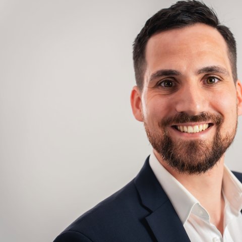 Alexander Meyer, Mitglied der Geschäftsleitung bei encadi, berät Unternehmen seit über ein Jahrzehnt zu Energie- und Klimastrategien.