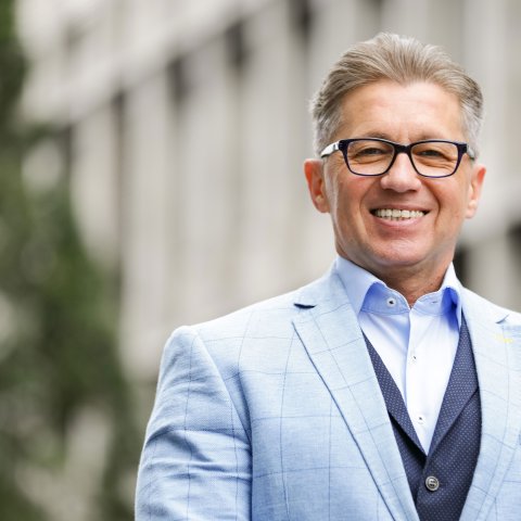 Josko Jeraj ist CSO und CTO bei Manage Now. Er verfügt über internationale Expertise unter anderem in den Bereichen IT & Digitalisierung, Service Management und M&A.