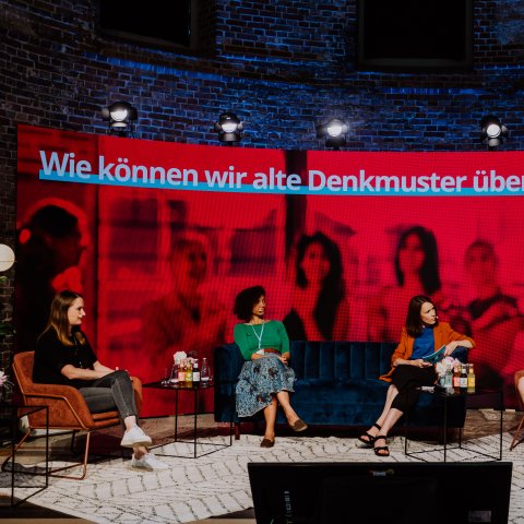 Bewusste Abkehr von männerdominierten Panels: Beim Tag der jungen Wirtschaft in Berlin gehörte die Hauptbühne ausschließlich Frauen.