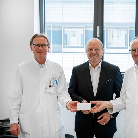 Erstmalige Anwendung einer neuartigen Faktortherapie zur Therapie der Hämophilie A in der EU am Universitätsklinikum Bonn. V.l.n.r: Dr. Georg Goldmann, Dr. Wolfgang Walter, Prof. Dr. Johannes Oldenburg. Foto: Universitätsklinikum Bonn (UKB) / Michelle Steinhauer.