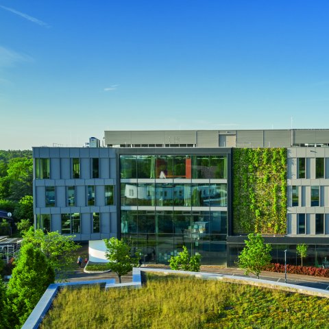 Das Bürogebäude OWP12 überzeugt mit vertikalem Garten sowie einer neu entwickelten modularen Fassade mit PV-Elementen.